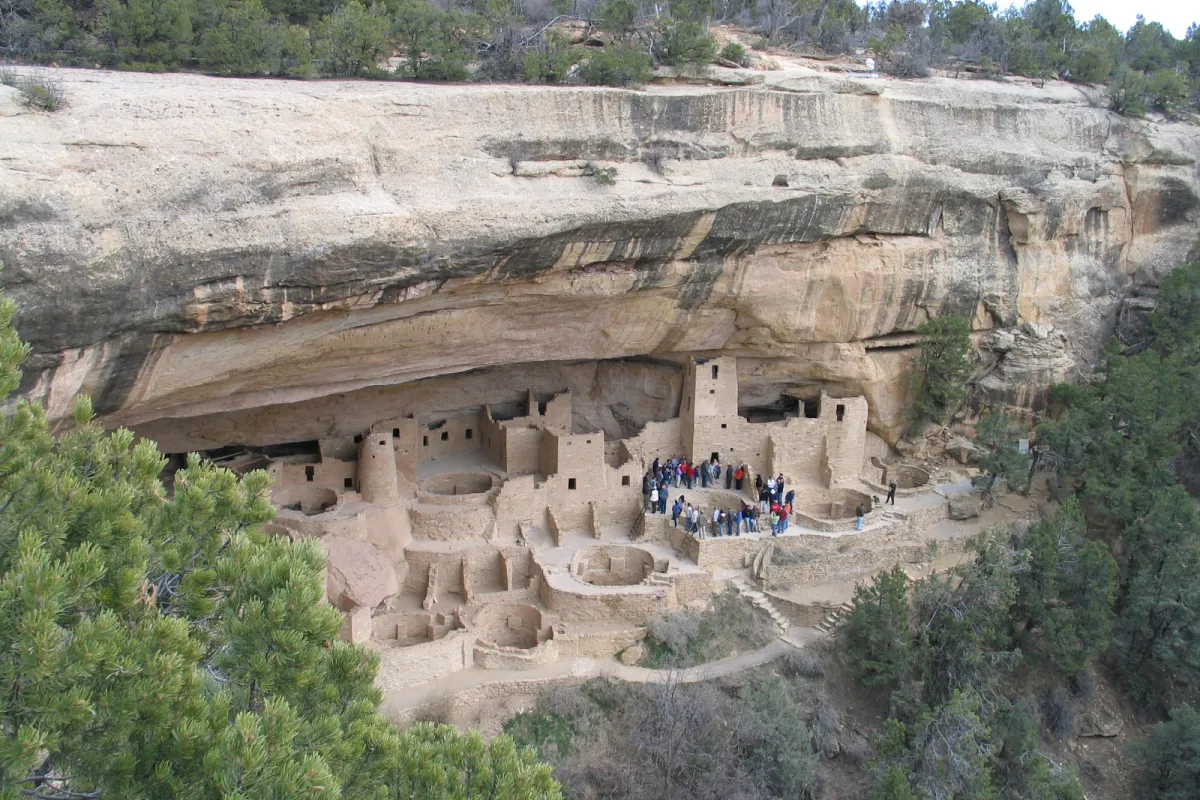 Large cliff dwelling in cliff alcove