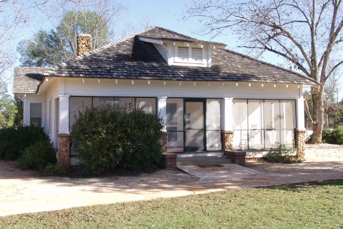 A picture of the front of the home Jimmy Carter lived in as a young boy.